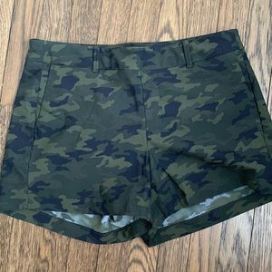 Spanx sunshine shorts size M in green camo